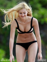 组图：养眼嫩模沙滩玩排球 穿比基尼晃B奶兴奋