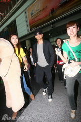 组图：赵文卓携家人抵京 新生娇儿首度亮相