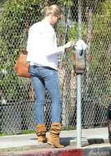 组图：卡梅隆-迪亚茨街头 身材发福涨破裤子