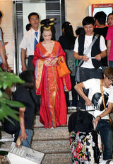 幻灯图：霍思燕穿古装上街引侧目 拎名包眉飞色舞