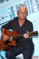 组图：巫启贤曝演出曾招小混混闹场 惨遭砸鸡蛋