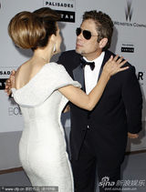 幻灯图集：凯特-贝金赛尔戛纳走秀 耳环落胸好尴尬