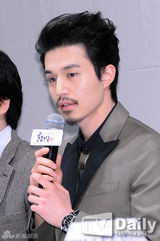 组图：宋智孝马尾白裙清秀亮相《天命》发布会