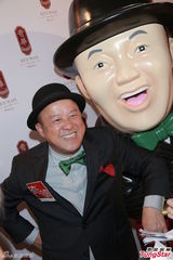 组图：曾志伟代言饼店显童趣 为取笑陈芷菁道歉