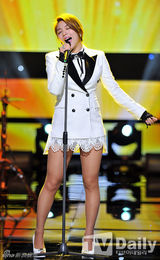 组图：Rain皮草加身有范 女团撅臀掀裙极尽诱惑