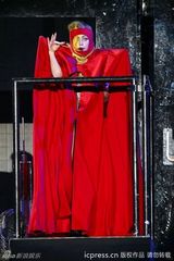 组图：Lady Gaga演唱会口味重 血腥骷髅手玩自摸