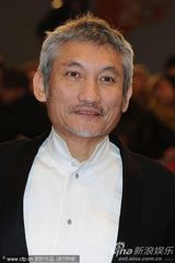 组图：《龙门飞甲》首映 范晓萱火红朋克裙秀纹身