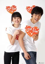 高清图：文根英金强宇携手为慈善 展现温暖笑容