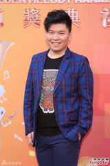 组图：常石磊一身蓝衣醒目亮相金曲奖红毯