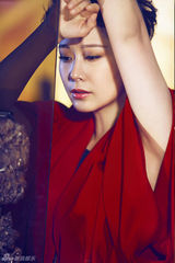 组图：海清迷幻大片写意诠释酒漾人生