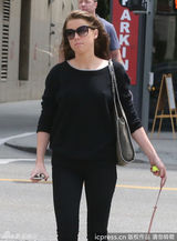 组图：德普双性恋女友街头遛狗 狂发短信疑传情