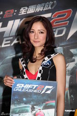 组图：陈伟霆出席游戏发布会 美女相伴目不斜视