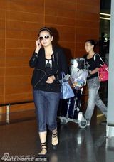 幻灯图集：赵薇产后尚显臃肿 独身飞沪任电影节评委