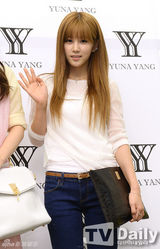 组图：A pink孙娜恩朴初珑站台秀修长美腿