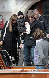 幻灯图：朱莉富贵打扮现身《游客》威尼斯片场