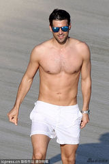 奥利维亚携未婚夫沙滩湿身肉搏 野性陶醉忘我