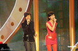 幻灯图：Twins同台献唱 阿娇与陈伟霆贴身热舞