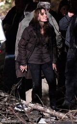 组图：朱莉匈牙利拍导演处女作 皮特随行献吻秀恩爱