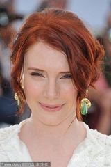 高清图：《无法安宁》发布会 米娅自带相机玩拍照