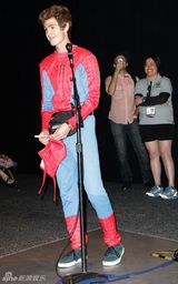 高清组图：新蜘蛛侠安德鲁和女主角艾玛-斯通亮相