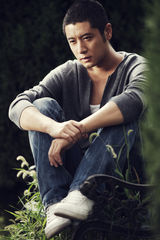 组图：任重曝光最新写真 阳光气质彰显青涩味道