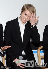 组图：CNBLUE任慈善大使 与波鲁鲁互动显童心