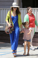 组图：杰西卡-阿尔芭曝光街拍照 一家四口其乐融融