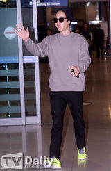 组图：郑宇穿运动装返韩 亲和微笑善待粉丝