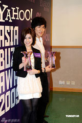 幻灯：众艺人获“网络搜寻人气大奖” 靓丽出席活动