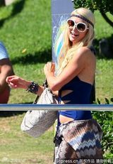 组图：帕丽斯-希尔顿镂空泳衣 露台看风景晒风姿