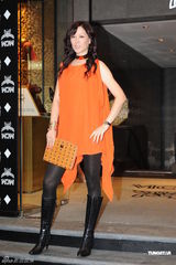 组图：Rain展绅士风度 郑秀文急闪为许志安捧场