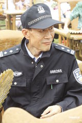 组图：李雪健敬业不惧炎热  民警制服不离身