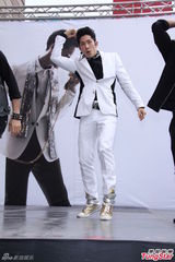 组图：吴建豪台北签唱惜肉如金湿背猛擦汗