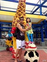 组图：陆毅携女开心出游 帅爸萌娃幸福有爱