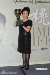 组图：《桃姐》举行庆功宴 众主创到场庆祝