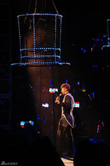 组图：罗志祥上海个唱狂野奔放 坐飞毯空中绕场