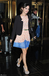 高清组图：瑞切尔-贝尔森街拍 小西装搭配彩裙