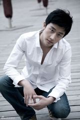 组图：新人黄轩最新写真 外形俊朗文舞兼备