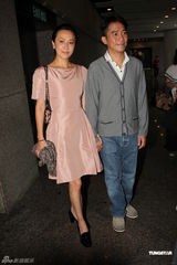 组图：梁朝伟刘嘉玲恩爱出席活动 粉碎婚变传言