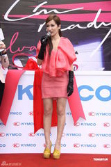 组图：萧亚轩寒风中短裙做代言 自曝初恋对象