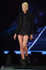 组图：东京时尚秀众星云集 徐若瑄可爱泽尻性感