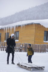 组图：《爸爸》雪乡抢先看 萌娃玩雪脸蛋红扑扑