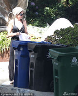 组图：海瑟薇准备万圣节装饰 长裙飘逸坦胸露乳