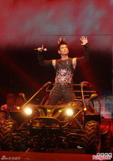 组图：任贤齐开唱不忘黄家驹 与黄家强同台对唱