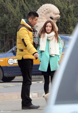 组图：姚笛任重路边拍戏对剧本 姚笛换百万豪车