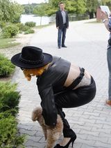 组图：Gaga带宠物狗逛公园 同吃一袋爆米花