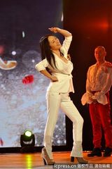 高清组图：杨钰莹白衣飘飘甜美献唱 不见岁月痕迹