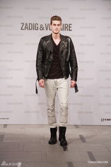 组图：文咏珊清爽亮相时装展 黄耀明展留须造型