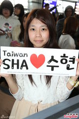 组图：金秀贤抵台全程微笑 媒体粉丝疯狂围堵