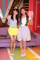 组图：豆花妹与瑶瑶同上节目 互戴高帽力挺新专辑